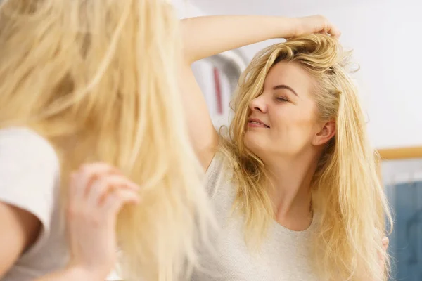 Glad Ung Blond Kvinna Efter Att Vaknat Badrummet Kvinna Känsla — Stockfoto