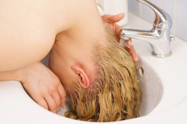 Frau Wäscht Ihre Langen Blonden Haare Waschbecken Haarpflege Hause Konzept — Stockfoto