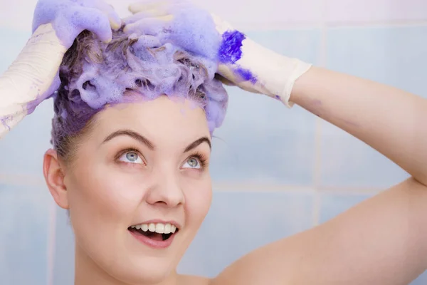 Kobieta Stosująca Szampon Farbowania Włosów Samica Posiadająca Fioletowy Produkt Prania — Zdjęcie stockowe