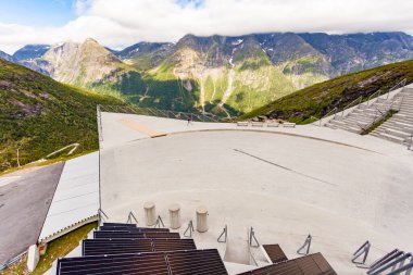 Gaularfjellet 'e Utsikten bakış açısı. Turist eğlencesi. Norveç 'te manzara rotası.