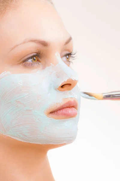 Mujer Joven Aplicando Con Cepillo Máscara Barro Blanco Verde Cara —  Fotos de Stock