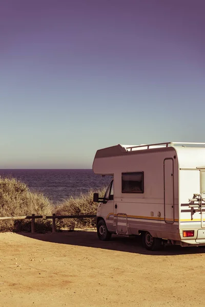 Kamper Pojazd Rekreacyjny Wybrzeżu Hiszpanii Kemping Plaży Natury Wakacje Podróże — Zdjęcie stockowe