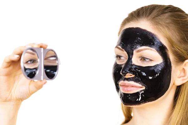 Mujer Joven Con Desintoxicación Piel Negra Máscara Cara Mirando Espejo — Foto de Stock