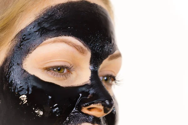 Junge Frau Mit Kosmetik Gesicht Carbo Detox Black Peel Maske — Stockfoto