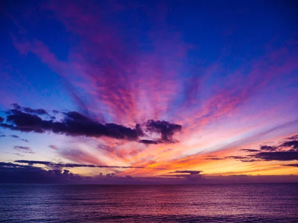 海を越えて日の出 地平線の上に昇る太陽 朝の風景 — ストック写真