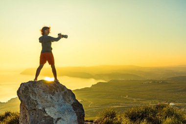 İspanya 'nın kıyı manzarasından fotoğraf çeken kadın turist Mesa Roldán, Endülüs İspanya. Cabo de Gata Doğal Parkı.