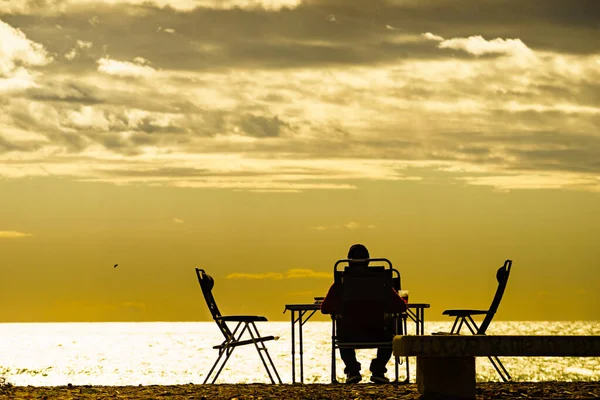 Male Tourist Person Sitting Beach Seashore Sunset Relaxing Enjoying Scenic — Stock Photo, Image