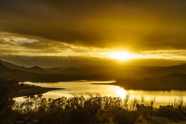 Gün batımında İspanyol iç doğası manzarası. Embalse del Guadalhorce Gölü, Ardales Barajı, Malaga Endülüs, İspanya