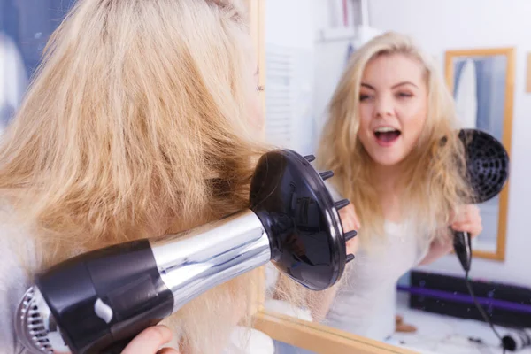 Hårvård Skönhet Långhårig Blond Kvinna Torkar Hår Badrummet Leende Flicka — Stockfoto