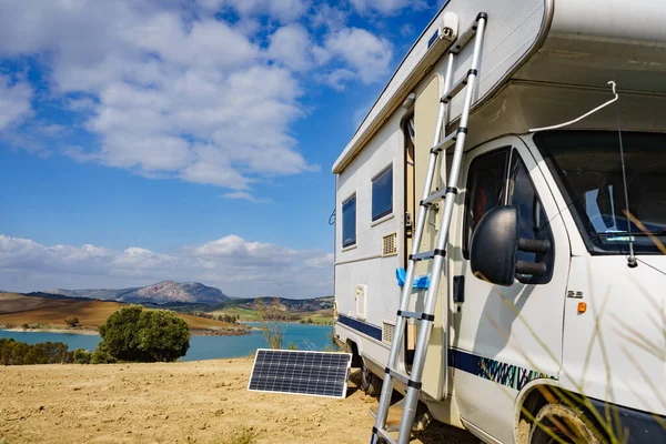 Doğada kamp yapmak. Taşınabilir merdiveni ve güneş paneli olan bir kamp aracı. Karavan ekipmanları, karavanı koruyun. Karavanla tatil gezisi.