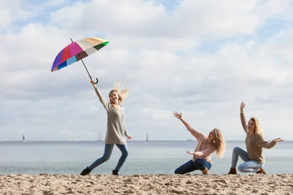 Tres Mujeres Llenas Alegría Saltando Con Paraguas Colorido Amigas Divirtiéndose —  Fotos de Stock