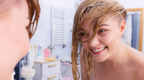 머리의 깨끗하고 기분으로 샤워를 긍정적으로 — 스톡 사진