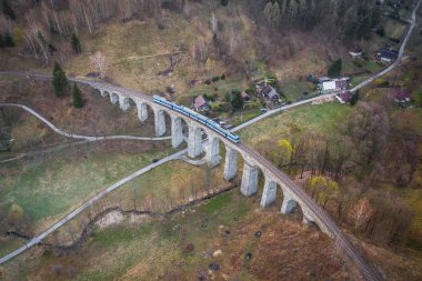 Demiryolu viyadük 1898 ile 1900 yılları arasında Liberec 'ten Lpa' ya uzanan hat üzerinde Novina köyü yakınlarında inşa edildi. 14 kemeri olan viyadük 230 metre uzunluğunda ve yaklaşık 29 metredir. 