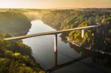 Zvikov Kalesi. Bölge, Keltler 'in Birinci Yüzyıl' da buraya bir kale inşa ettikleri tarih öncesi zamanlara kadar yerleşim görmüştür. Mevcut kale 13. yüzyılın ilk yarısında inşa edilmiştir..