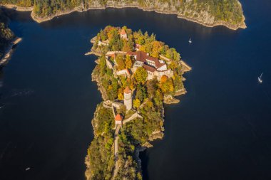 Zvikov Kalesi. Bölge, Keltler 'in Birinci Yüzyıl' da buraya bir kale inşa ettikleri tarih öncesi zamanlara kadar yerleşim görmüştür. Mevcut kale 13. yüzyılın ilk yarısında inşa edilmiştir..