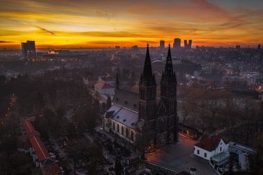 Aziz Petrus ve St Paul Bazilikası Prag Vyehrad kale bir neo-Gotik kilise, Çek Cumhuriyeti.1070-1080 yılında Çek Kralı Vratislav Ii tarafından kurulan, kilise arkasında ünlü mezarlık.