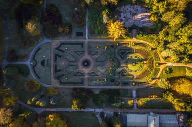 Konopiste Çek Cumhuriyeti 'nde yer alan dört kanatlı, üç katlı bir şatodur. Avusturya Arşidükü Franz Ferdinand 'ın Avusturya-Macaristan tahtının son konutu olarak ünlendi..
