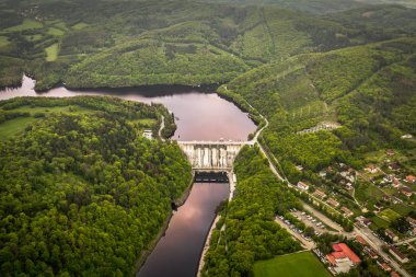 Vltava nehri 430,3 km uzunluğundadır ve 28.090 km² büyüklüğünde, Bohemya'nın yarısından fazla ve Çek Cumhuriyeti'nin tüm topraklarının yaklaşık üçte birini boşaltır.. 