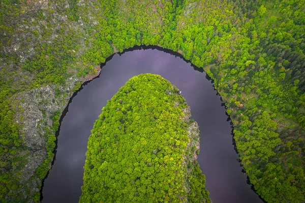ヴルタヴァ川は全長430 3Kmで 面積28 090平方キロメートル ボヘミアの半分以上 チェコ共和国全体の約3分の1を排水します — ストック写真