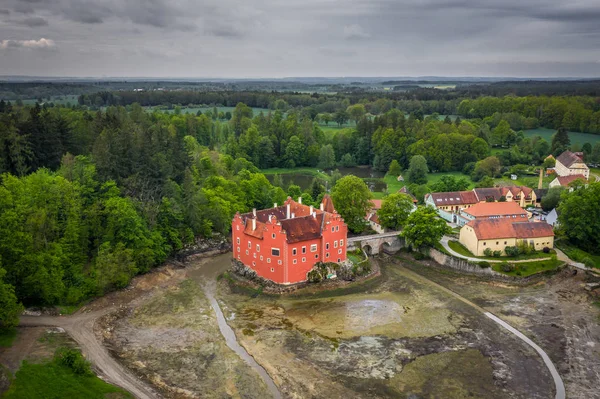 Cervena Lhota Chteau Encuentra Medio Lago Una Isla Rocosa Pintoresco — Foto de Stock