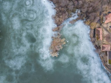 Bissingrov Court veya Bisingrov by Cimelic eskiden K. Schwarzenberg'e aitti ve Stejskal ve Bisingrovsky Göletleri arasında yer alıyordu. 1896 yılında avluda bir damıtma tesisi kuruldu..