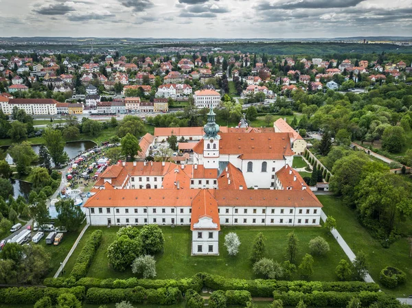 Brevnov Manastırı, Çek Cumhuriyeti 'nin Prag ilçesinde bulunan bir Benedictine archabbey 'dir. Bu Saint Adalbert, Prag ikinci Piskoposu tarafından kuruldu, 993 yılında Duke Boleslav II desteği ile reklam.