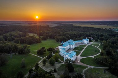 Kacina, Bohemya Krallığı'nın yüksek mezarlarının prestij konağı ve valilik başkanı olarak, 1806-1824 yılları arasında, dağılmış ortaçağ köyü Kacin'in yerine inşa edildi..