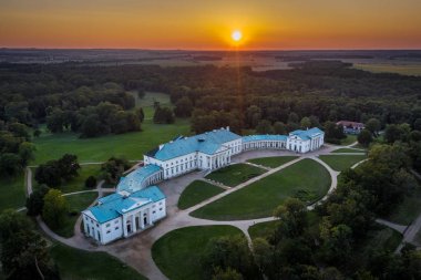 Kacina, Bohemya Krallığı'nın yüksek mezarlarının prestij konağı ve valilik başkanı olarak, 1806-1824 yılları arasında, dağılmış ortaçağ köyü Kacin'in yerine inşa edildi..