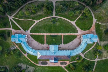 Kacina, Bohemya Krallığı'nın yüksek mezarlarının prestij konağı ve valilik başkanı olarak, 1806-1824 yılları arasında, dağılmış ortaçağ köyü Kacin'in yerine inşa edildi..