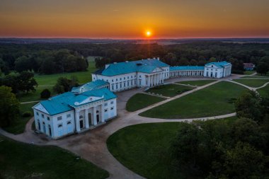 Kacina, Bohemya Krallığı'nın yüksek mezarlarının prestij konağı ve valilik başkanı olarak, 1806-1824 yılları arasında, dağılmış ortaçağ köyü Kacin'in yerine inşa edildi..