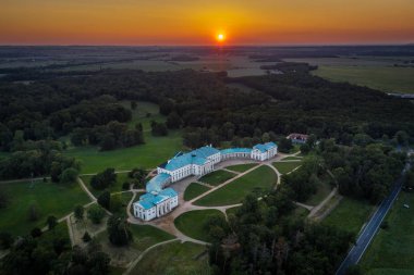 Kacina, Bohemya Krallığı'nın yüksek mezarlarının prestij konağı ve valilik başkanı olarak, 1806-1824 yılları arasında, dağılmış ortaçağ köyü Kacin'in yerine inşa edildi..