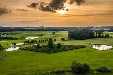 Trebonsko bölgesi olağanüstü yaşam alanlarıyla dikkat çekmektedir. Trebon bölgesinin en değerli biyotopları arasında geçiş dönemi turba bataklıkları, ormanlar ve birçok gölet ve göl bulunmaktadır..