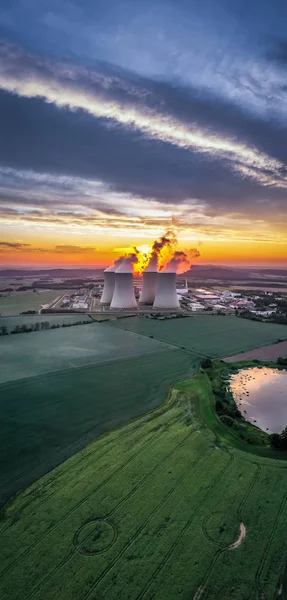 테멜린 원자력 발전소 2003년 2160Mw의 용량을 테멜린 원자력 발전소는 자원이 — 스톡 사진