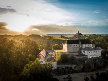 Kost Kalesi Kuzey Bohemya, özellikle bölge Bohemian Paradise yatıyor ve özel Kinsky dal Borgo soylu aile aittir İlk Benes von Wartenberg tarafından 1349 yılında önerilmiştir. 