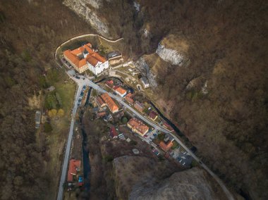 Cliff altında Saint John Merkezi Bölgesi'nde bir köy , Beroun ilçesi , Prag yaklaşık 30 km güneybatısında, beroun az 5 km doğusunda. Koruma altındaki Peyzaj Alanı'nın kalbinde yatıyor.