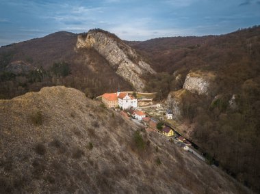 Cliff altında Saint John Merkezi Bölgesi'nde bir köy , Beroun ilçesi , Prag yaklaşık 30 km güneybatısında, beroun az 5 km doğusunda. Koruma altındaki Peyzaj Alanı'nın kalbinde yatıyor.