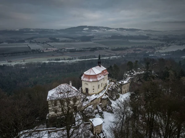 ヴァルステイン城は チェコ共和国のターノフ近くの初期のゴシック様式の要塞です ボヘミアンパラダイスの崖に住む都市 フルボスカルスコで見つけることができます — ストック写真