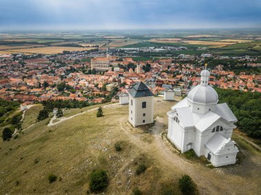 Kutsal Tepe'ye giden Breclav bölgesindeki Mikulov'daki Haç İstasyonları, Çek topraklarındaki en eski Haç Istasyonlarından biridir. Kurucusu Mikulov sahibi oldu .