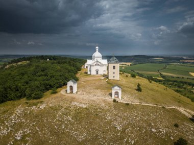 Kutsal Tepe'ye giden Breclav bölgesindeki Mikulov'daki Haç İstasyonları, Çek topraklarındaki en eski Haç Istasyonlarından biridir. Kurucusu Mikulov sahibi oldu .