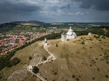 Kutsal Tepe'ye giden Breclav bölgesindeki Mikulov'daki Haç İstasyonları, Çek topraklarındaki en eski Haç Istasyonlarından biridir. Kurucusu Mikulov sahibi oldu .