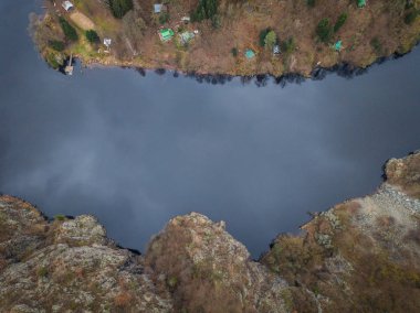 Vltava nehri 430,3 kilometre uzunluğunda ve 28.090 kilometre kare büyüklüğünde, Bohemya'nın yarısından fazla ve Çek Cumhuriyeti'nin tüm topraklarının yaklaşık üçte birini boşaltıyor. En uzun nehri