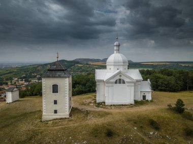 Kutsal Tepe'ye giden Breclav bölgesindeki Mikulov'daki Haç İstasyonları, Çek topraklarındaki en eski Haç Istasyonlarından biridir. Kurucusu Mikulov sahibi oldu .