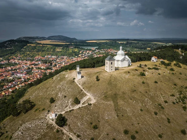 Kutsal Tepe'ye giden Breclav bölgesindeki Mikulov'daki Haç İstasyonları, Çek topraklarındaki en eski Haç Istasyonlarından biridir. Kurucusu Mikulov sahibi oldu .