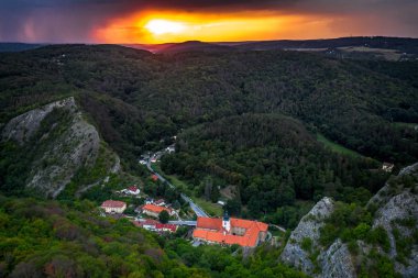 Cliff altında Saint John Merkezi Bölgesi'nde bir köy , Beroun ilçesi , Prag yaklaşık 30 km güneybatısında, beroun az 5 km doğusunda. Koruma altındaki Peyzaj Alanı'nın kalbinde yatıyor.