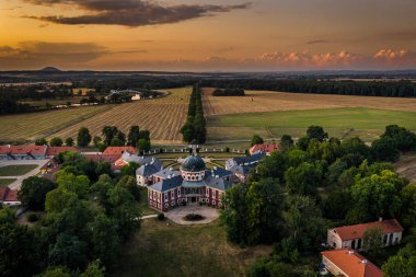 Veltrusy Mansion, Çek Cumhuriyeti'nin Mlnk bölgesinde yer alan Veltrusy, Bohemya'da bulunan barok bir şatodur. Konak, Prag'ın yaklaşık 25 km kuzeyinde, Vltava Nehri'nin kıyısında yer almaktadır.