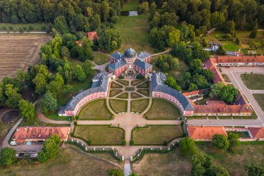 Veltrusy Mansion, Çek Cumhuriyeti'nin Mlnk bölgesinde yer alan Veltrusy, Bohemya'da bulunan barok bir şatodur. Konak, Prag'ın yaklaşık 25 km kuzeyinde, Vltava Nehri'nin kıyısında yer almaktadır.
