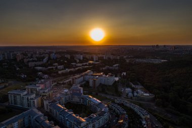 Konut emlak Luziny, Prag 13'te, Stodulky'deki konut emlak kompleksi Southwest City'nin bir parçasıdır. Central Park'ın güneyinde ve doğu ucunun batısında yer alır..