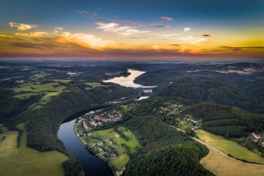 Vltava nehri 430,3 kilometre uzunluğunda ve 28.090 kilometre kare büyüklüğünde, Bohemya'nın yarısından fazla ve Çek Cumhuriyeti'nin tüm topraklarının yaklaşık üçte birini boşaltıyor. En uzun nehri