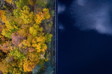 Vltava nehri 430,3 kilometre uzunluğunda ve 28.090 kilometre kare büyüklüğünde, Bohemya'nın yarısından fazla ve Çek Cumhuriyeti'nin tüm topraklarının yaklaşık üçte birini boşaltıyor. En uzun nehri