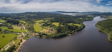 Lipno Rezervuarı, Çek Cumhuriyeti'nde Vltava Nehri boyunca inşa edilmiş bir baraj ve hidroelektrik santralidir. Bu alan dağlıktır ve Sumava Milli Parkı ve Doğa Koruma Alanı ile komşudur.